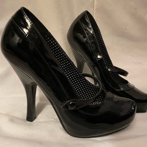 Pin up perfect patent leather platform Mary Jane heels